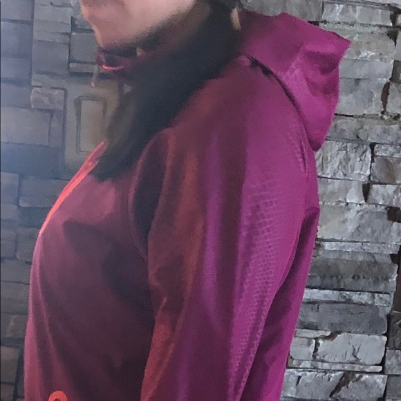 Under armour wind breaker. Size small - Picture 3 of 3